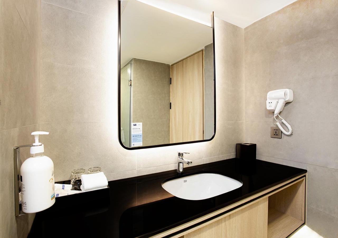 Holiday Inn Express & Suites Bangkok Central Pier By Ihg Exteriör bild